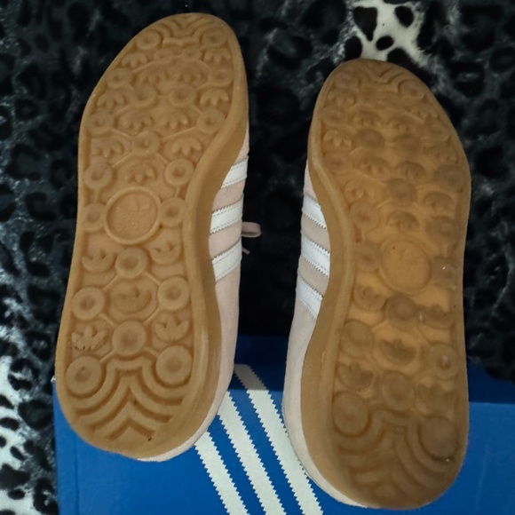 Adidas Pink and White Sneakers Retro Design GAZELLE INDOOR SHOES
Sz: 7.5 women - Picture 5 of 8